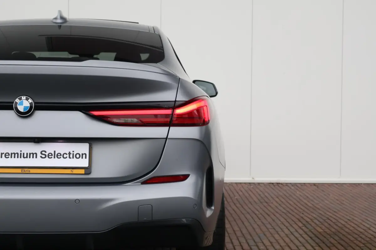 218i | Sport Pakket pro | Panorama Dak | Stuur & Stoelverwarming Voor | Adaptieve Led | Harman Kardon | Frozen Pure Grey |