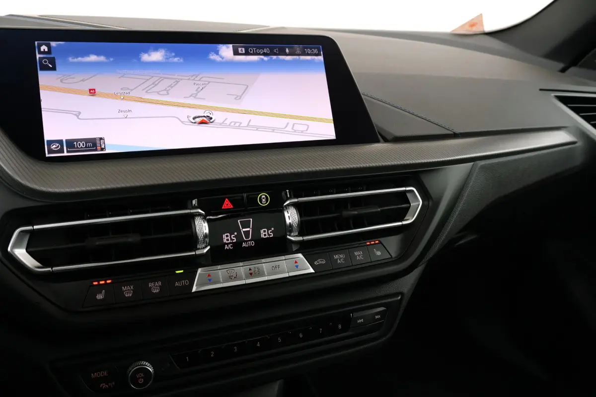 218i | Sport Pakket pro | Panorama Dak | Stuur & Stoelverwarming Voor | Adaptieve Led | Harman Kardon | Frozen Pure Grey |