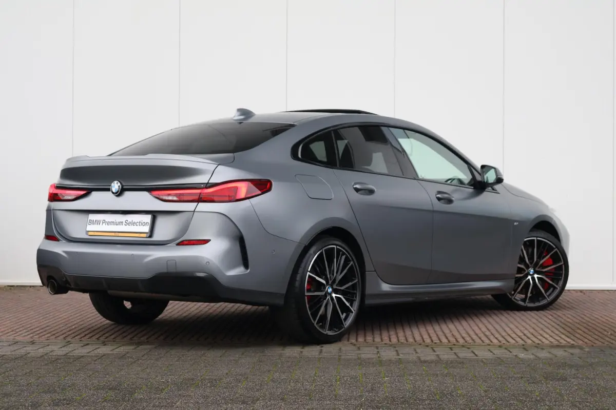 218i | Sport Pakket pro | Panorama Dak | Stuur & Stoelverwarming Voor | Adaptieve Led | Harman Kardon | Frozen Pure Grey |