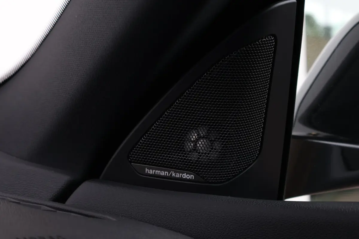 218i | Sport Pakket pro | Panorama Dak | Stuur & Stoelverwarming Voor | Adaptieve Led | Harman Kardon | Frozen Pure Grey |