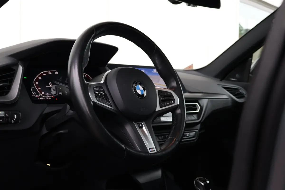 218i | Sport Pakket pro | Panorama Dak | Stuur & Stoelverwarming Voor | Adaptieve Led | Harman Kardon | Frozen Pure Grey |