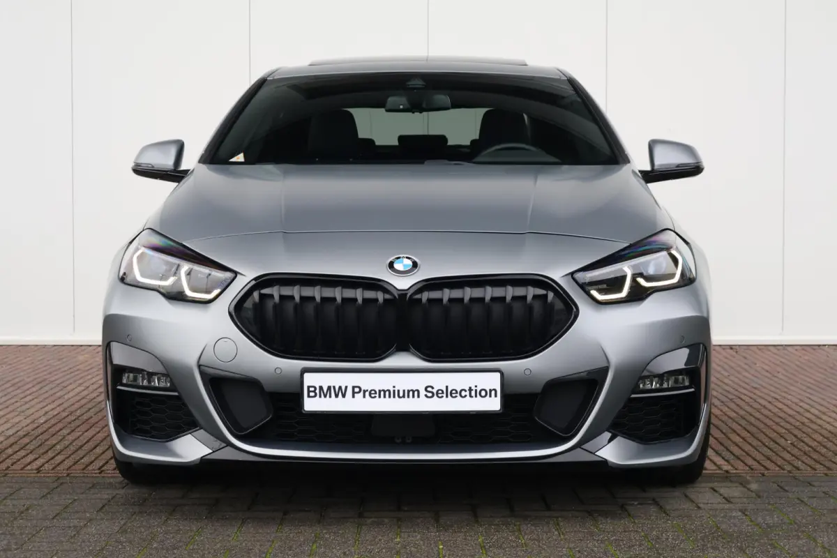 218i | Sport Pakket pro | Panorama Dak | Stuur & Stoelverwarming Voor | Adaptieve Led | Harman Kardon | Frozen Pure Grey |