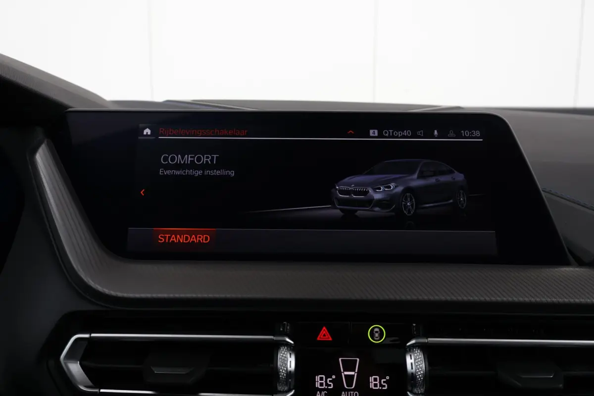 218i | Sport Pakket pro | Panorama Dak | Stuur & Stoelverwarming Voor | Adaptieve Led | Harman Kardon | Frozen Pure Grey |