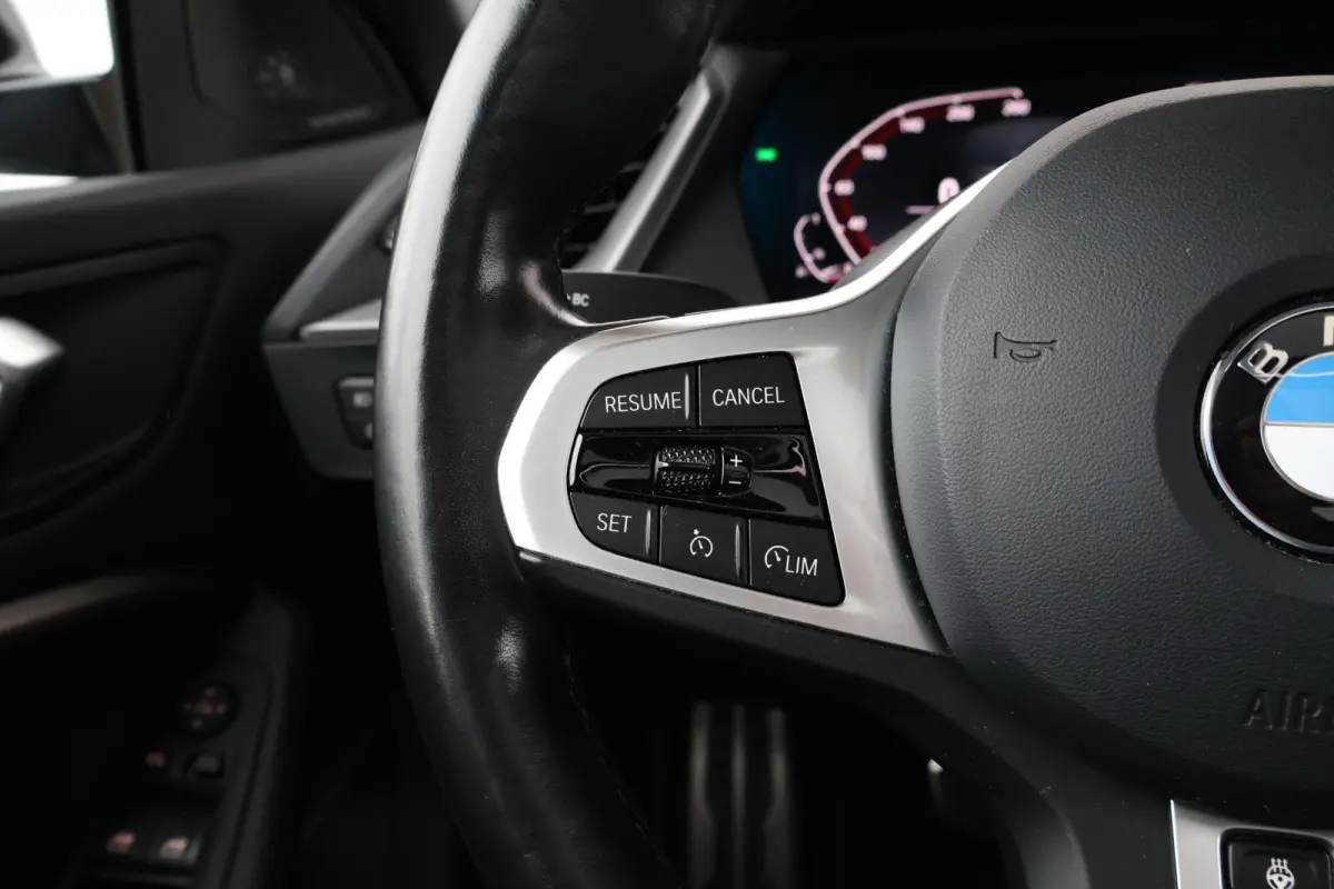 218i | Sport Pakket pro | Panorama Dak | Stuur & Stoelverwarming Voor | Adaptieve Led | Harman Kardon | Frozen Pure Grey |