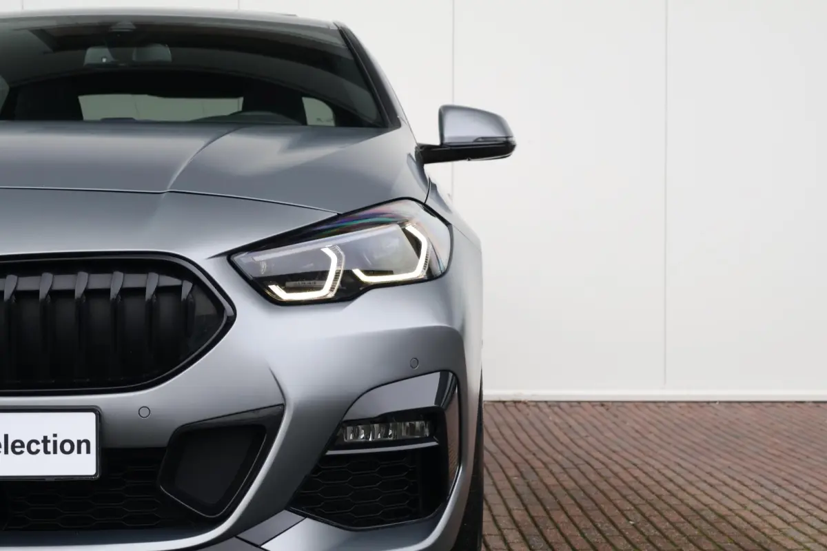 218i | Sport Pakket pro | Panorama Dak | Stuur & Stoelverwarming Voor | Adaptieve Led | Harman Kardon | Frozen Pure Grey |