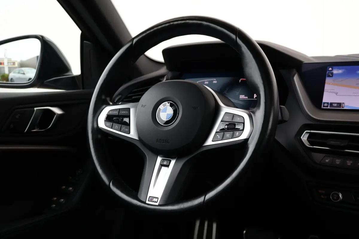 218i | Sport Pakket pro | Panorama Dak | Stuur & Stoelverwarming Voor | Adaptieve Led | Harman Kardon | Frozen Pure Grey |