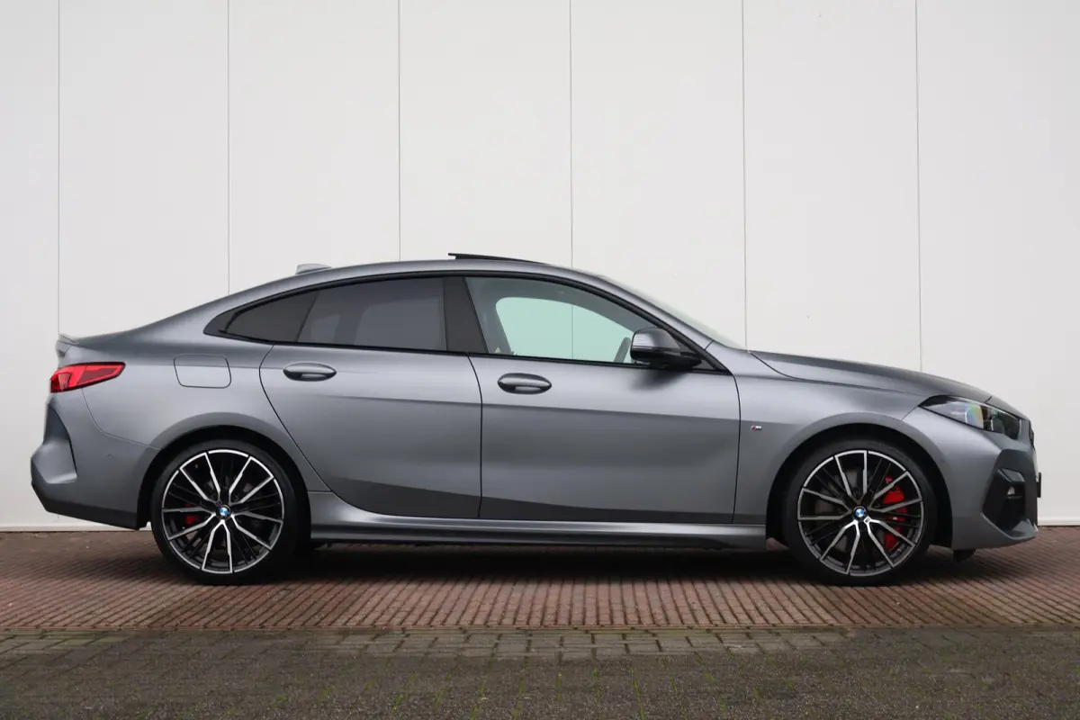 218i | Sport Pakket pro | Panorama Dak | Stuur & Stoelverwarming Voor | Adaptieve Led | Harman Kardon | Frozen Pure Grey |