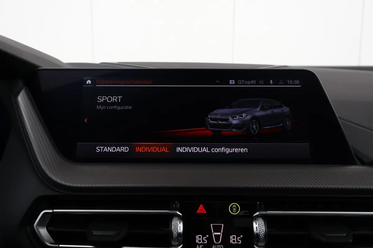 218i | Sport Pakket pro | Panorama Dak | Stuur & Stoelverwarming Voor | Adaptieve Led | Harman Kardon | Frozen Pure Grey |