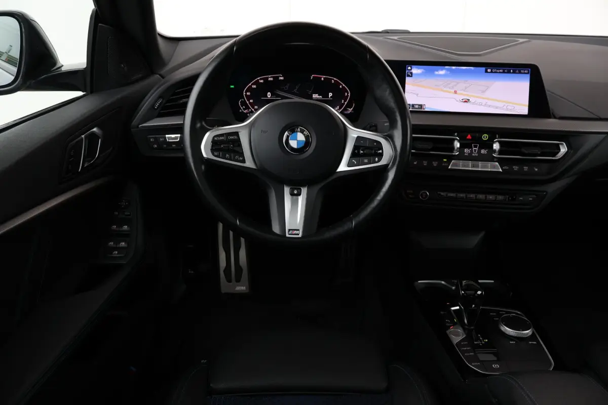 218i | Sport Pakket pro | Panorama Dak | Stuur & Stoelverwarming Voor | Adaptieve Led | Harman Kardon | Frozen Pure Grey |