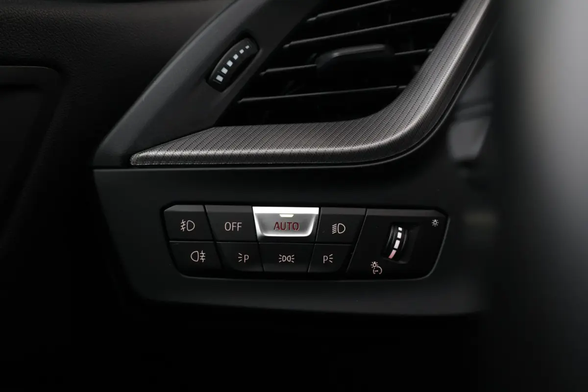 218i | Sport Pakket pro | Panorama Dak | Stuur & Stoelverwarming Voor | Adaptieve Led | Harman Kardon | Frozen Pure Grey |