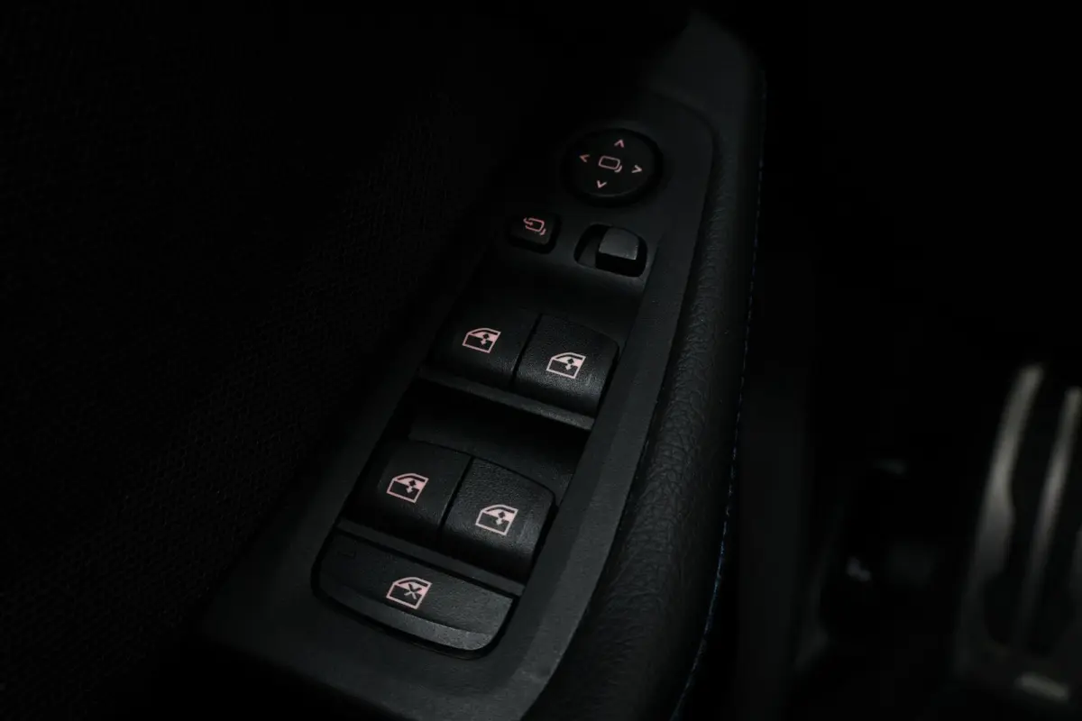 218i | Sport Pakket pro | Panorama Dak | Stuur & Stoelverwarming Voor | Adaptieve Led | Harman Kardon | Frozen Pure Grey |