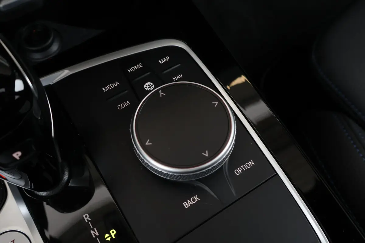 218i | Sport Pakket pro | Panorama Dak | Stuur & Stoelverwarming Voor | Adaptieve Led | Harman Kardon | Frozen Pure Grey |