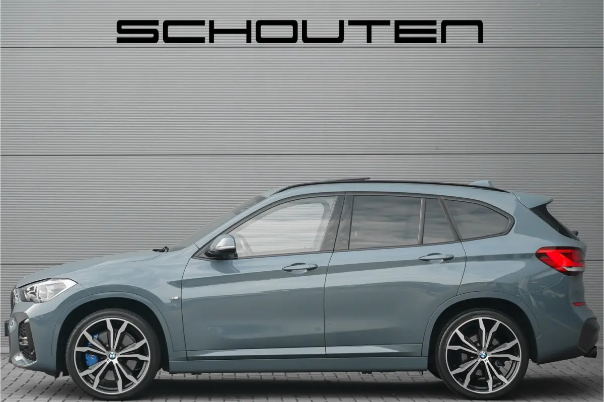 xDrive25i High Executive M-Sport Pano Trekhaak H/K Shadow Stuurverw 20"