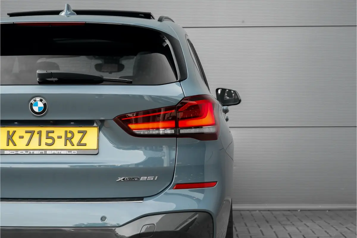 xDrive25i High Executive M-Sport Pano Trekhaak H/K Shadow Stuurverw 20"