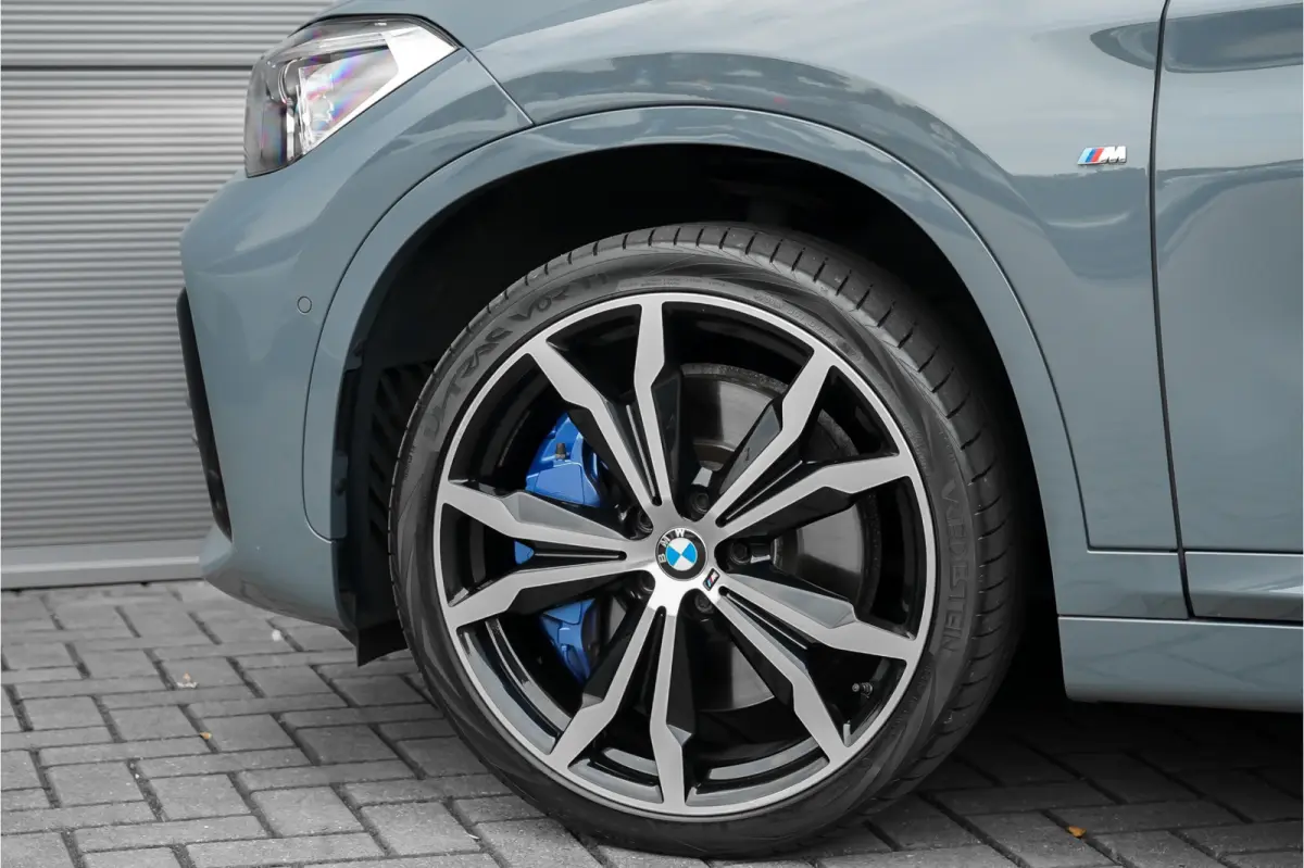 xDrive25i High Executive M-Sport Pano Trekhaak H/K Shadow Stuurverw 20"