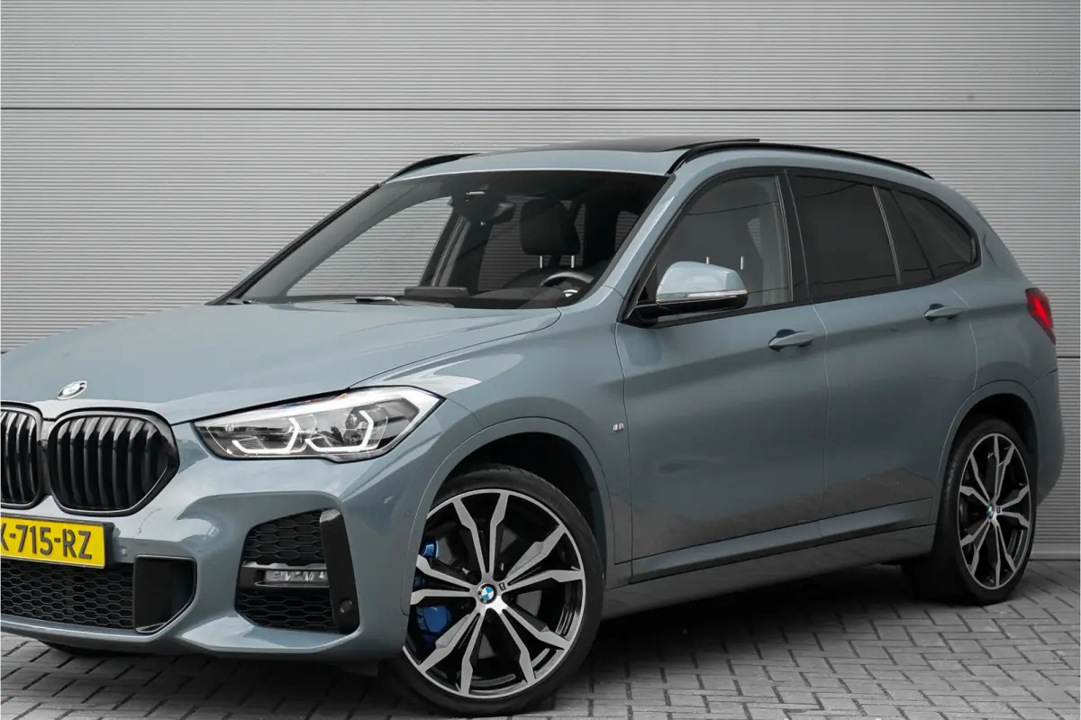 xDrive25i High Executive M-Sport Pano Trekhaak H/K Shadow Stuurverw 20"
