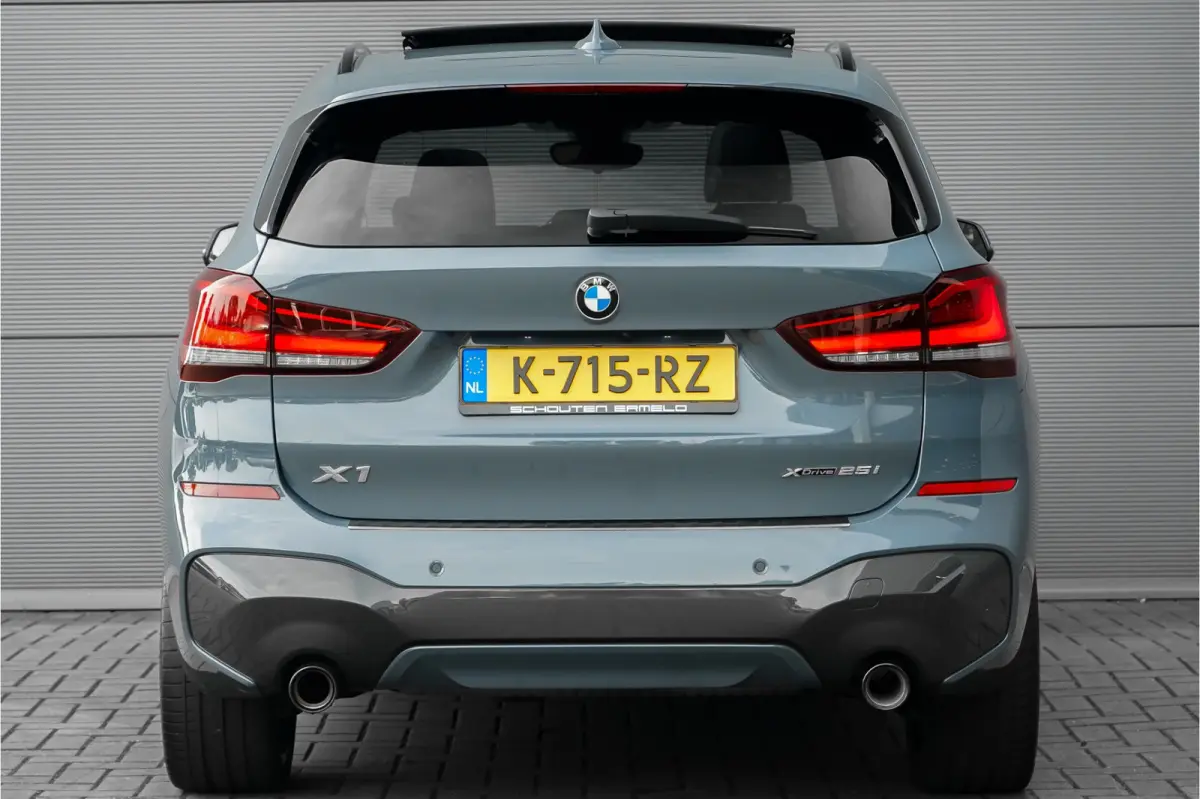 xDrive25i High Executive M-Sport Pano Trekhaak H/K Shadow Stuurverw 20"