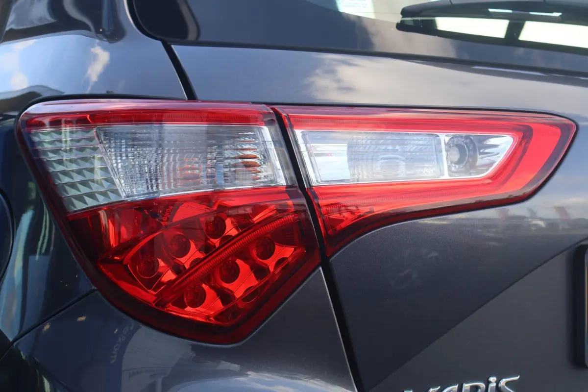 1.5 VVT-i Design Red | Automaat | Cruise Control | Camera | Climate Control |