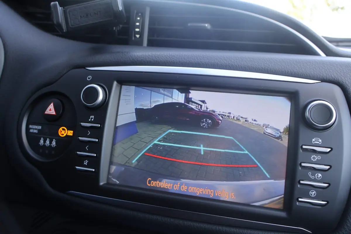 1.5 VVT-i Design Red | Automaat | Cruise Control | Camera | Climate Control |