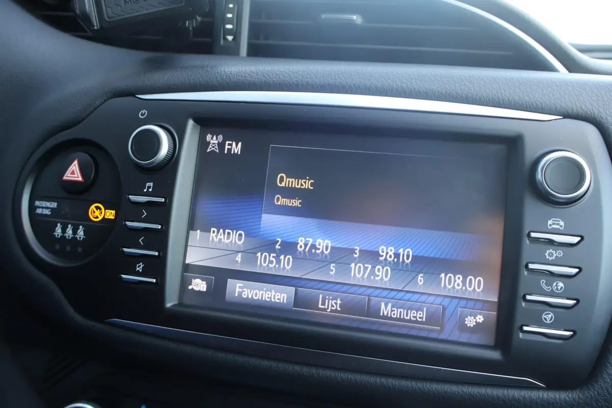 1.5 VVT-i Design Red | Automaat | Cruise Control | Camera | Climate Control |