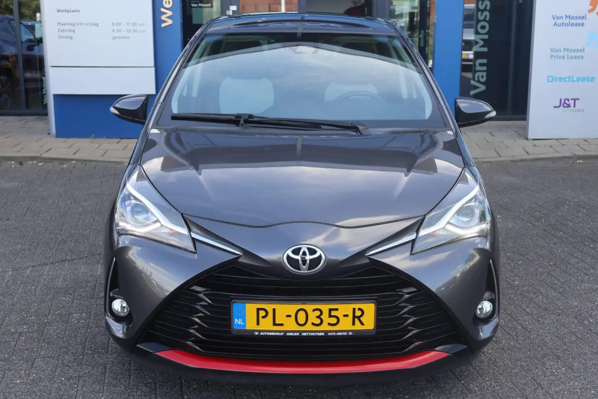 1.5 VVT-i Design Red | Automaat | Cruise Control | Camera | Climate Control |