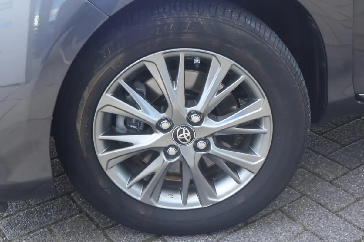 1.5 VVT-i Design Red | Automaat | Cruise Control | Camera | Climate Control |