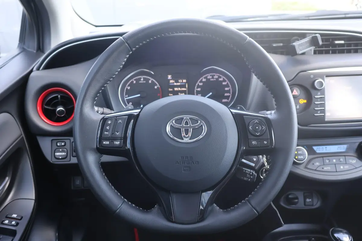 1.5 VVT-i Design Red | Automaat | Cruise Control | Camera | Climate Control |