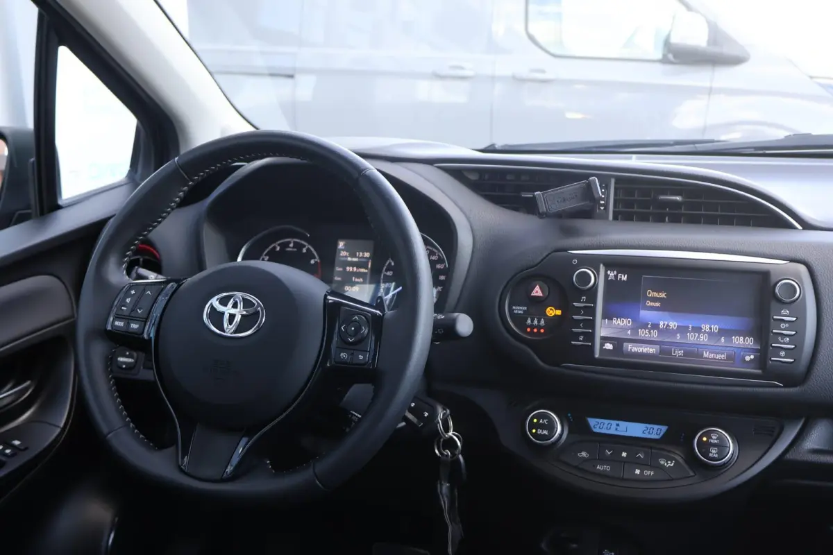 1.5 VVT-i Design Red | Automaat | Cruise Control | Camera | Climate Control |