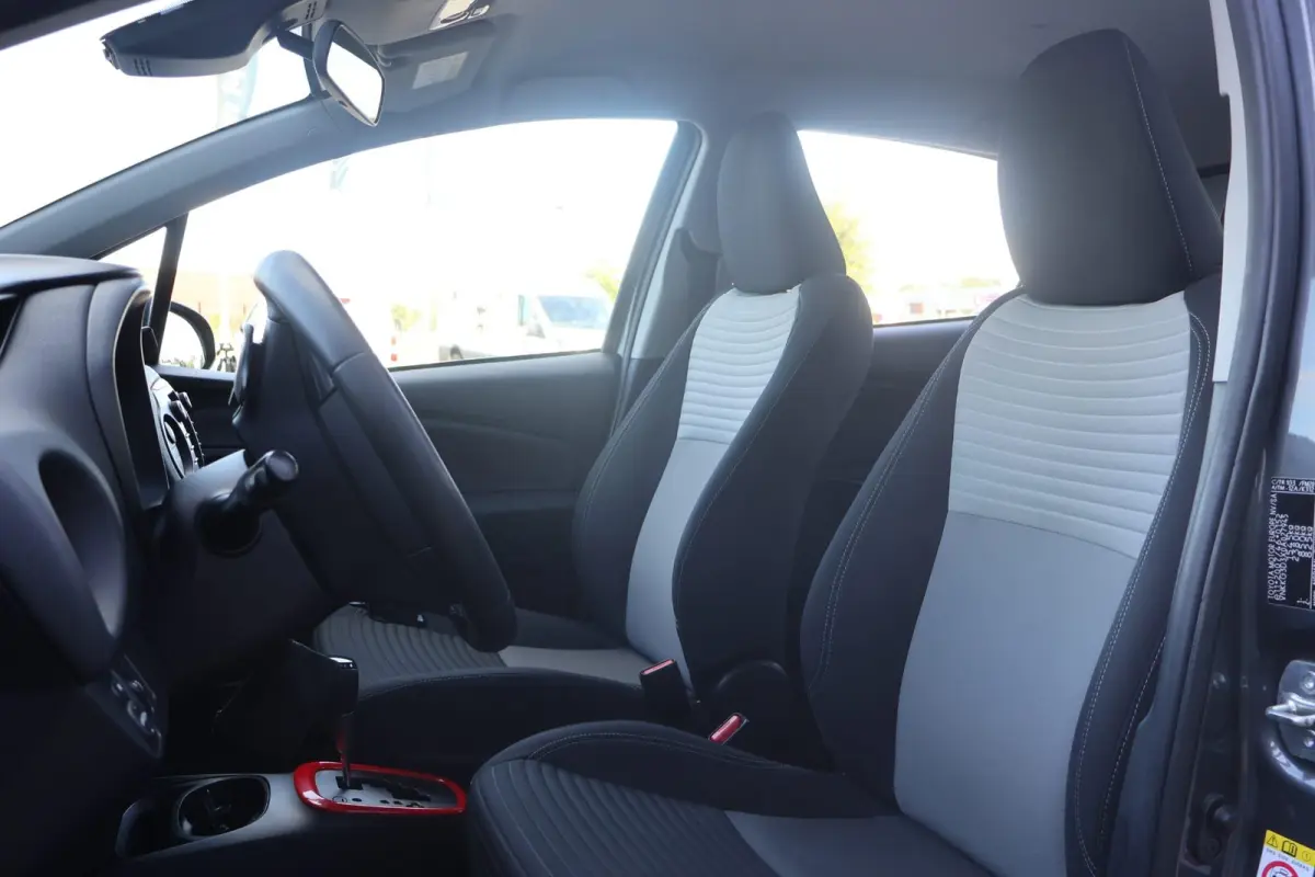 1.5 VVT-i Design Red | Automaat | Cruise Control | Camera | Climate Control |