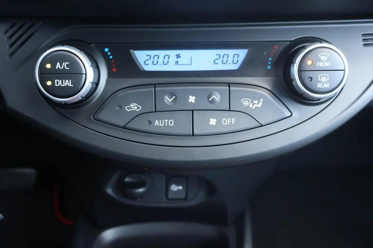 1.5 VVT-i Design Red | Automaat | Cruise Control | Camera | Climate Control |