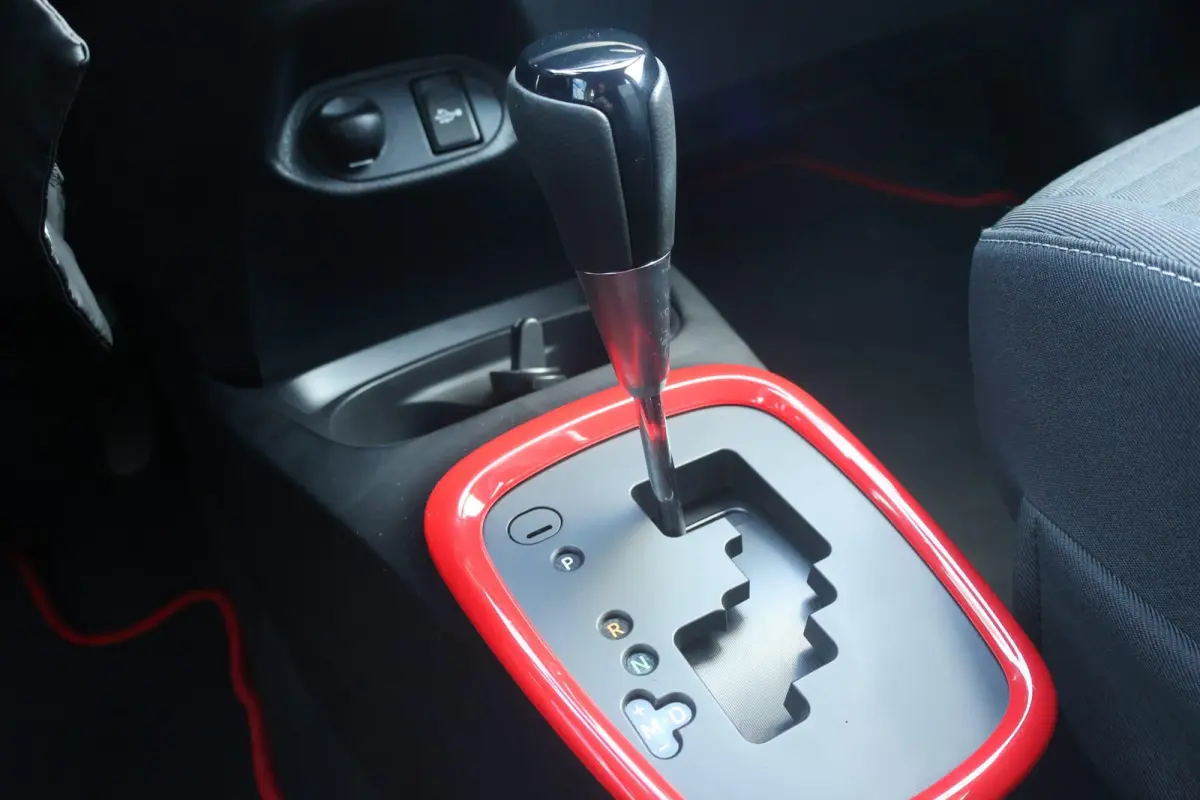 1.5 VVT-i Design Red | Automaat | Cruise Control | Camera | Climate Control |