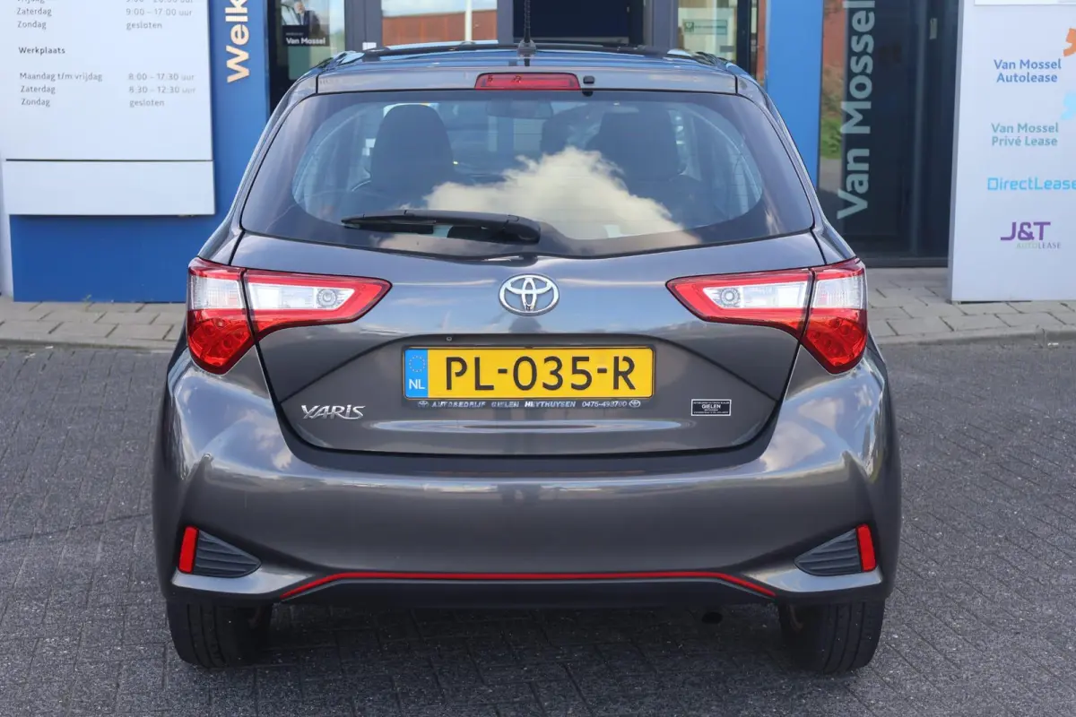 1.5 VVT-i Design Red | Automaat | Cruise Control | Camera | Climate Control |