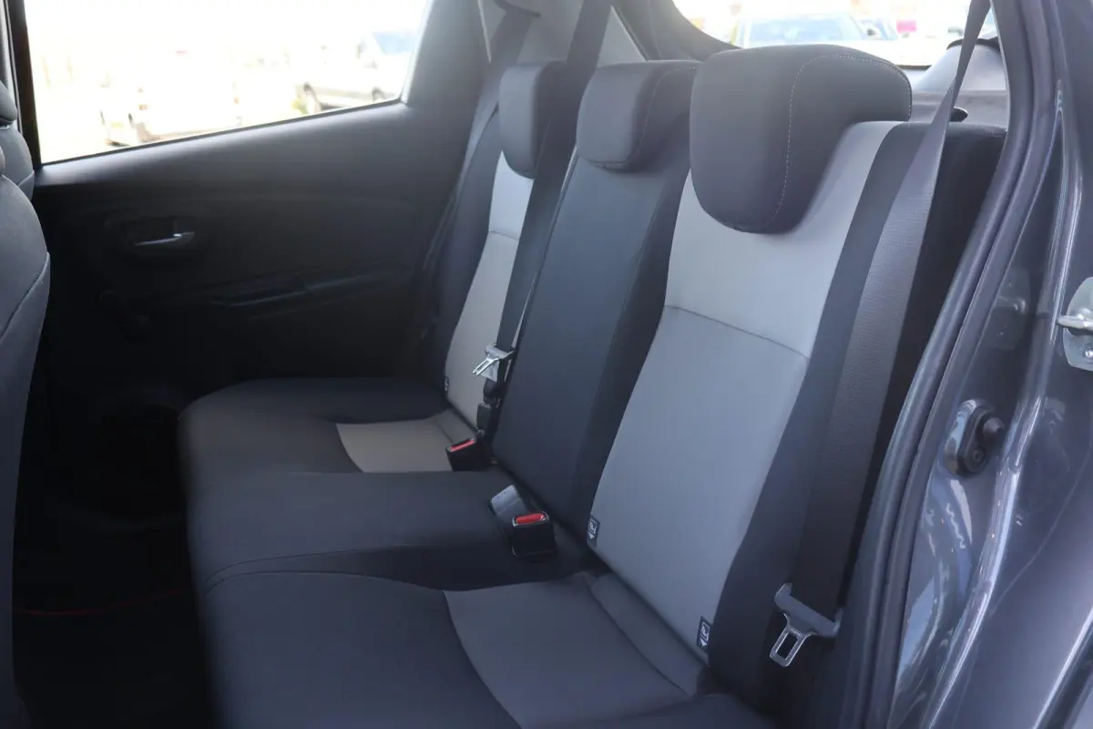 1.5 VVT-i Design Red | Automaat | Cruise Control | Camera | Climate Control |