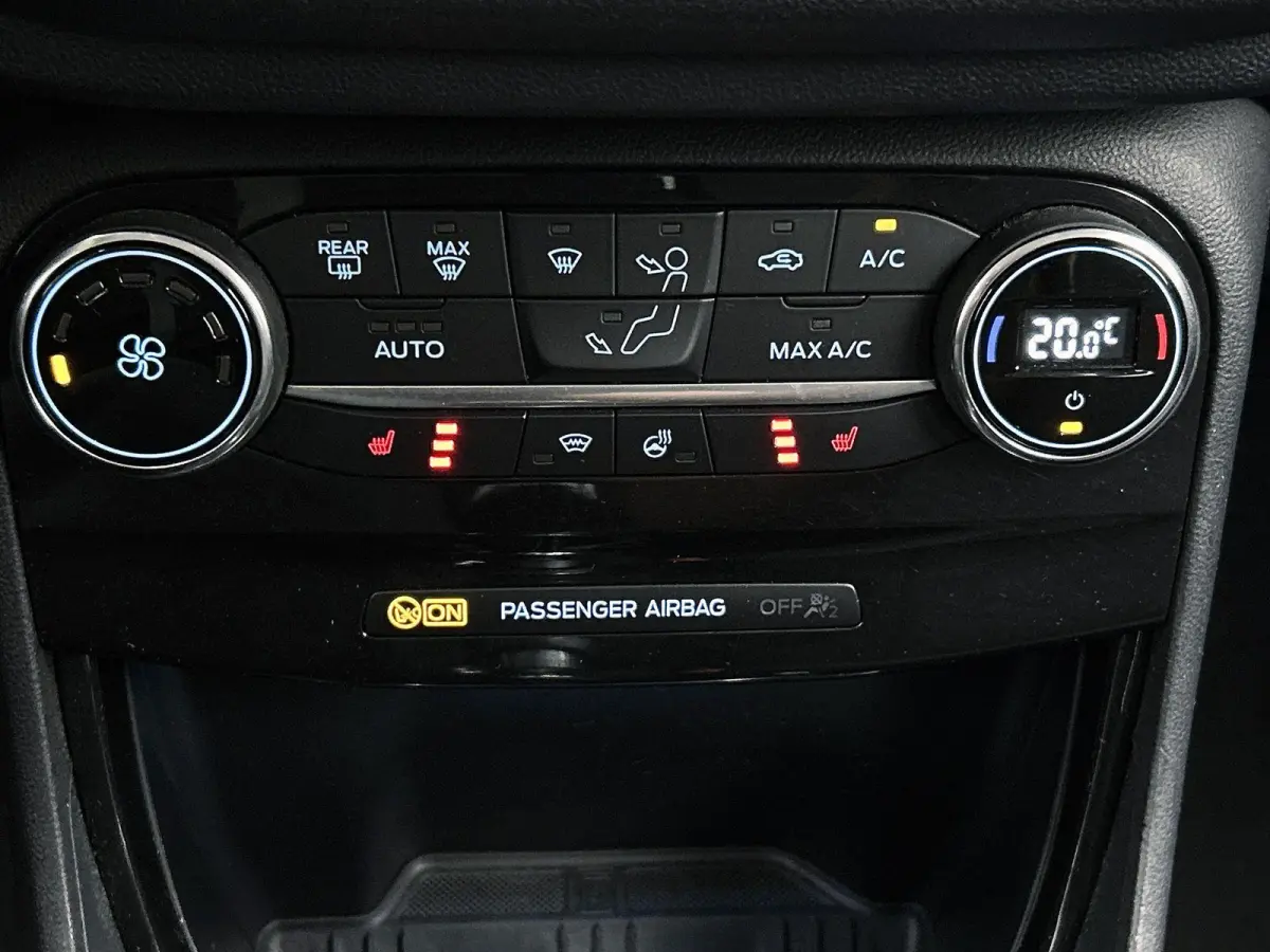 1.0 EcoBoost Titanium | Trekhaak | Parkeersensoren | LM Velgen | Apple Carplay / Android Auto