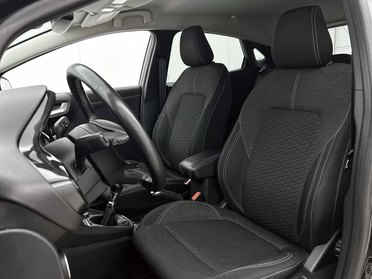 1.0 EcoBoost Titanium | Trekhaak | Parkeersensoren | LM Velgen | Apple Carplay / Android Auto