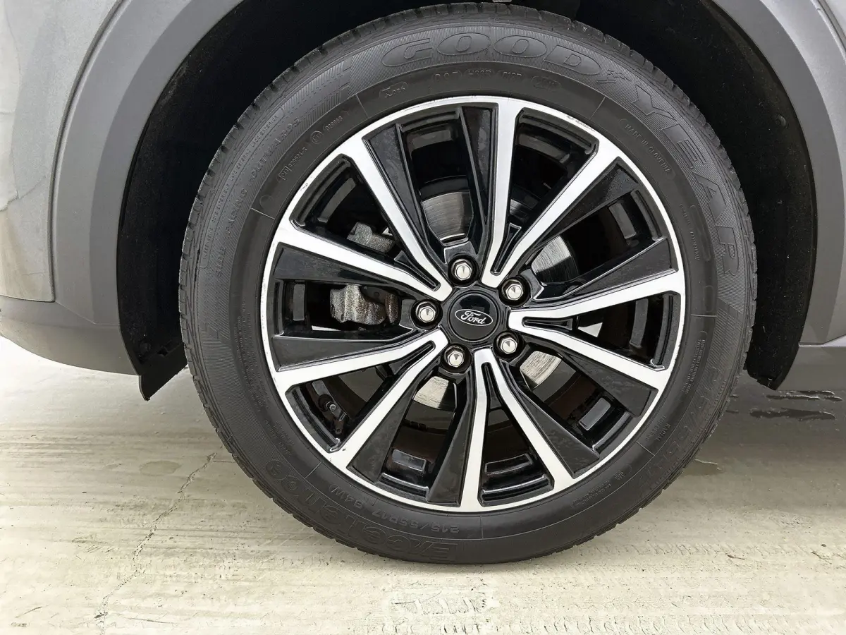 1.0 EcoBoost Titanium | Trekhaak | Parkeersensoren | LM Velgen | Apple Carplay / Android Auto