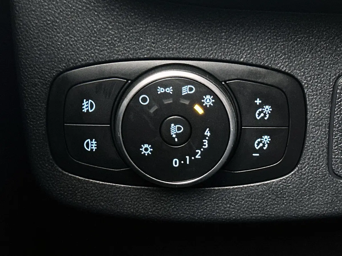 1.0 EcoBoost Titanium | Trekhaak | Parkeersensoren | LM Velgen | Apple Carplay / Android Auto