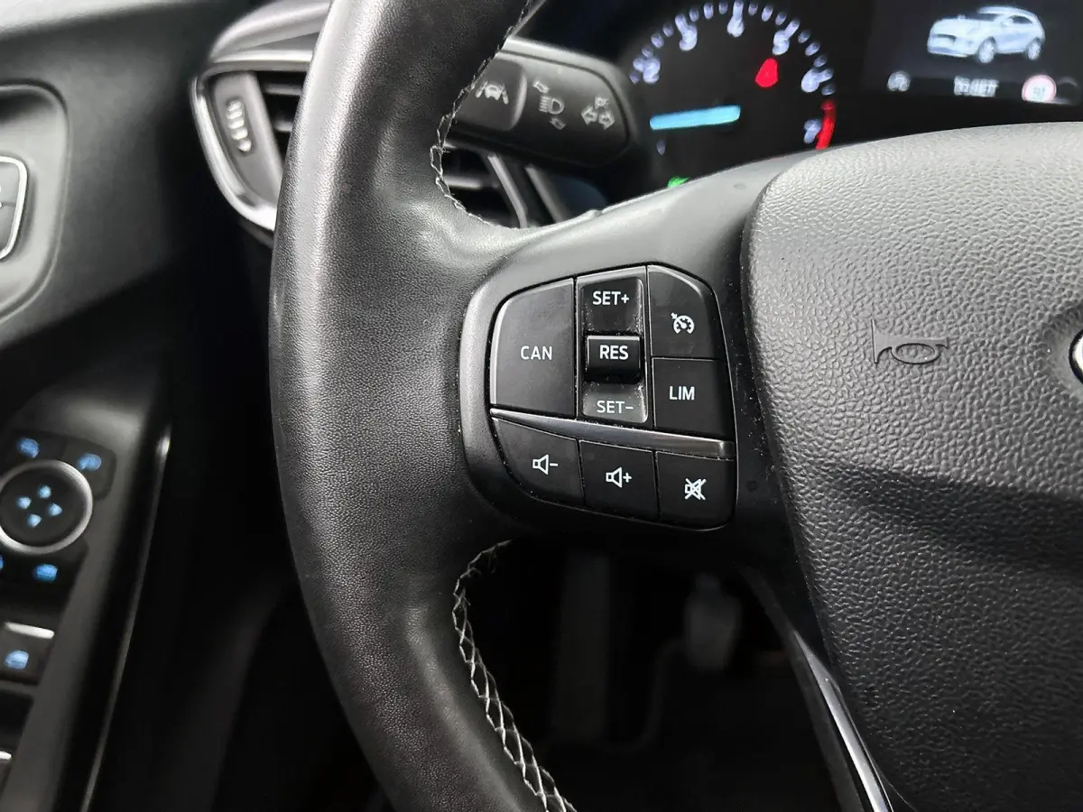 1.0 EcoBoost Titanium | Trekhaak | Parkeersensoren | LM Velgen | Apple Carplay / Android Auto
