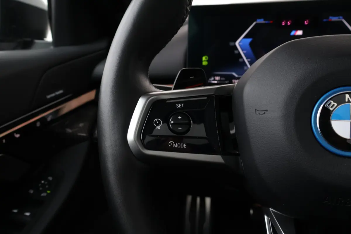 550e xDrive | SoH 100% | Sport Pakket Pro | Panorama Dak | Adaptief Onderstel Professional | Elektr. Stoelen | Driving Assistant Professional | Parking Assistant Plus | Adaptieve Led | Stuur