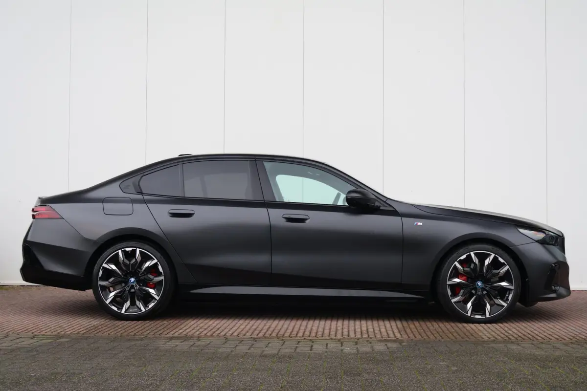 550e xDrive | SoH 100% | Sport Pakket Pro | Panorama Dak | Adaptief Onderstel Professional | Elektr. Stoelen | Driving Assistant Professional | Parking Assistant Plus | Adaptieve Led | Stuur