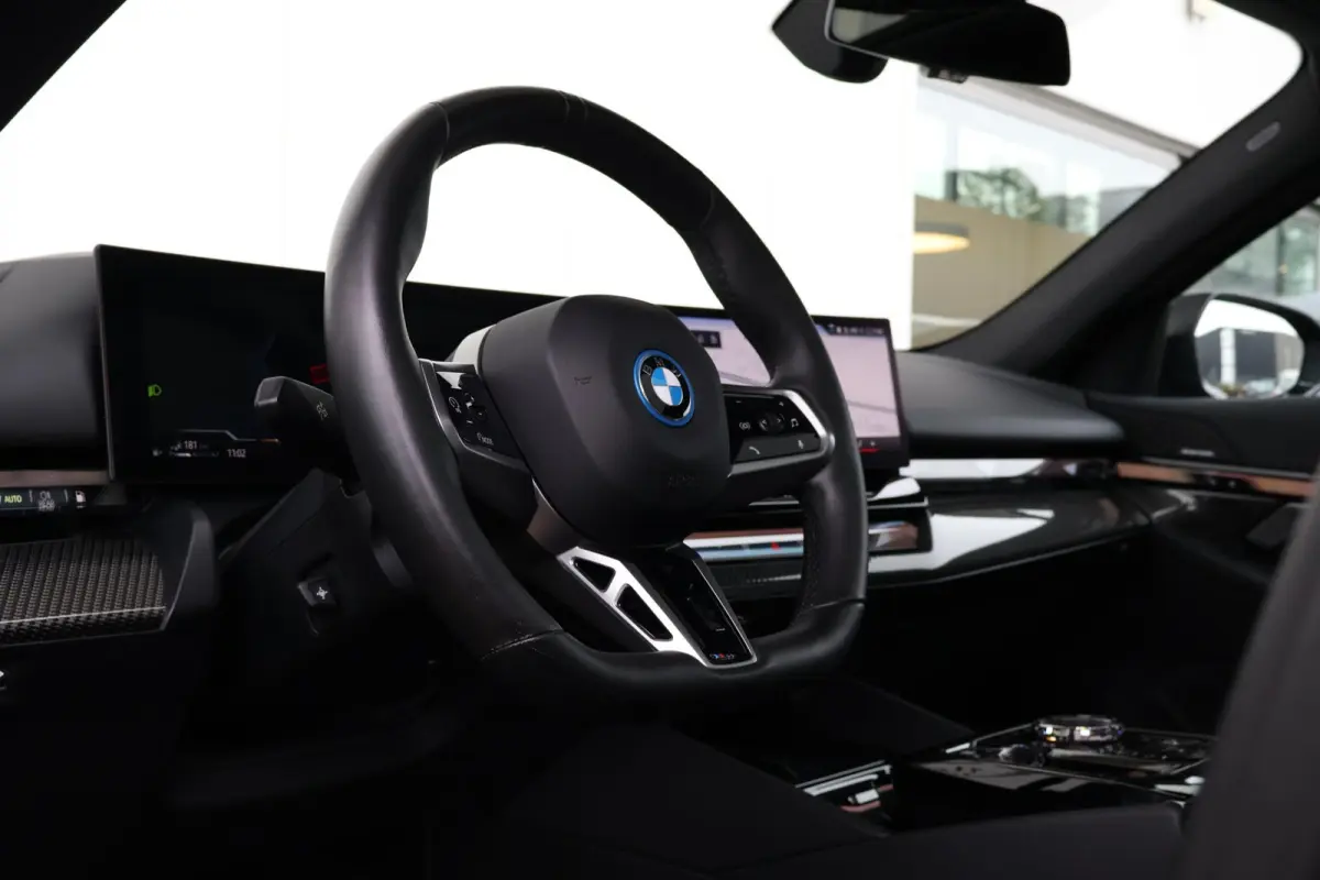 550e xDrive | SoH 100% | Sport Pakket Pro | Panorama Dak | Adaptief Onderstel Professional | Elektr. Stoelen | Driving Assistant Professional | Parking Assistant Plus | Adaptieve Led | Stuur