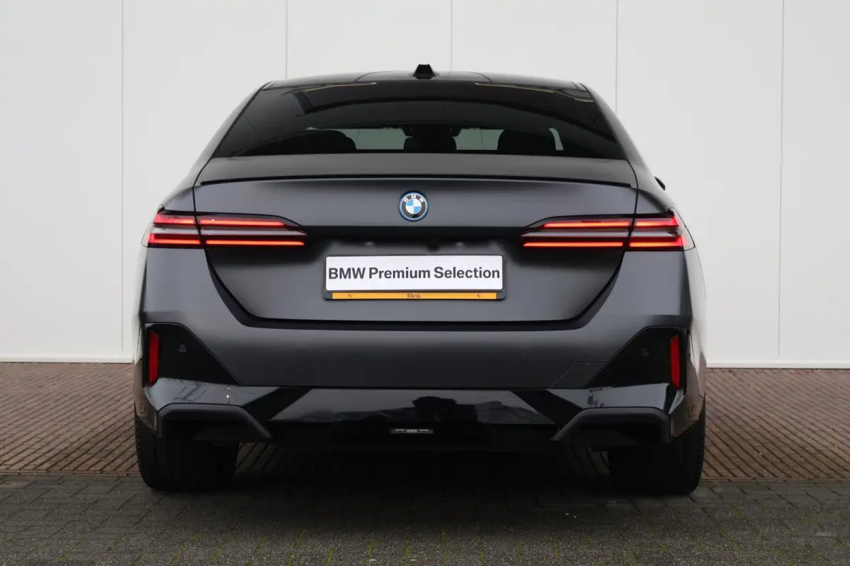 550e xDrive | SoH 100% | Sport Pakket Pro | Panorama Dak | Adaptief Onderstel Professional | Elektr. Stoelen | Driving Assistant Professional | Parking Assistant Plus | Adaptieve Led | Stuur