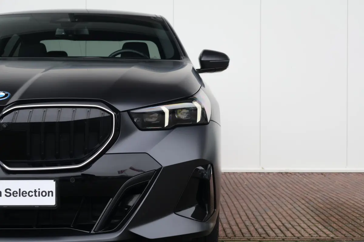 550e xDrive | SoH 100% | Sport Pakket Pro | Panorama Dak | Adaptief Onderstel Professional | Elektr. Stoelen | Driving Assistant Professional | Parking Assistant Plus | Adaptieve Led | Stuur