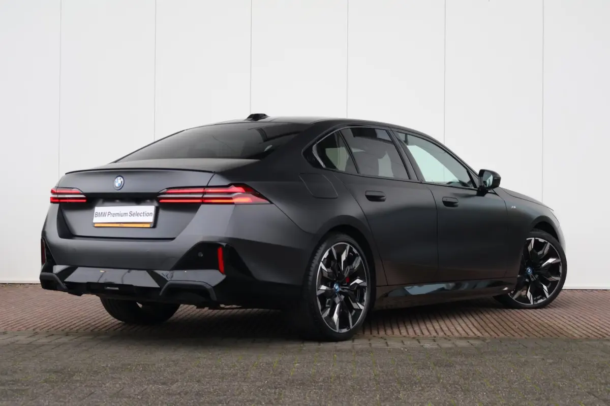 550e xDrive | SoH 100% | Sport Pakket Pro | Panorama Dak | Adaptief Onderstel Professional | Elektr. Stoelen | Driving Assistant Professional | Parking Assistant Plus | Adaptieve Led | Stuur