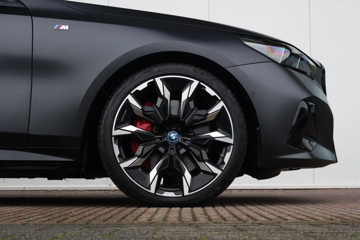 550e xDrive | SoH 100% | Sport Pakket Pro | Panorama Dak | Adaptief Onderstel Professional | Elektr. Stoelen | Driving Assistant Professional | Parking Assistant Plus | Adaptieve Led | Stuur