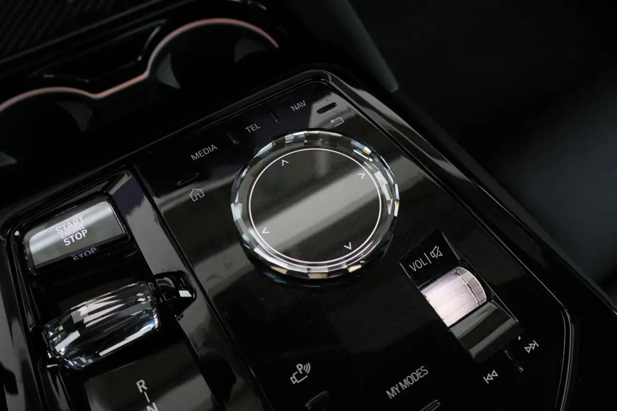 550e xDrive | SoH 100% | Sport Pakket Pro | Panorama Dak | Adaptief Onderstel Professional | Elektr. Stoelen | Driving Assistant Professional | Parking Assistant Plus | Adaptieve Led | Stuur