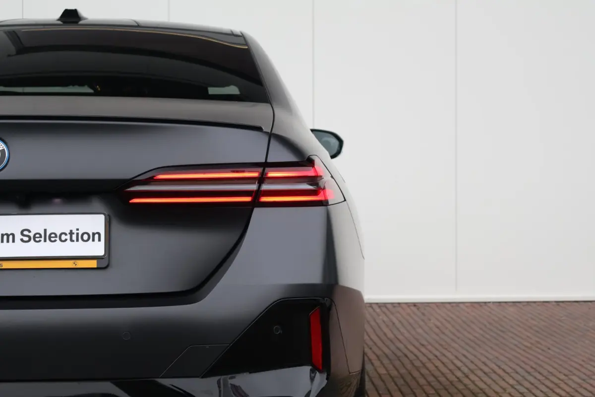 550e xDrive | SoH 100% | Sport Pakket Pro | Panorama Dak | Adaptief Onderstel Professional | Elektr. Stoelen | Driving Assistant Professional | Parking Assistant Plus | Adaptieve Led | Stuur
