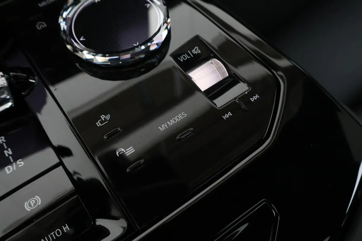 550e xDrive | SoH 100% | Sport Pakket Pro | Panorama Dak | Adaptief Onderstel Professional | Elektr. Stoelen | Driving Assistant Professional | Parking Assistant Plus | Adaptieve Led | Stuur