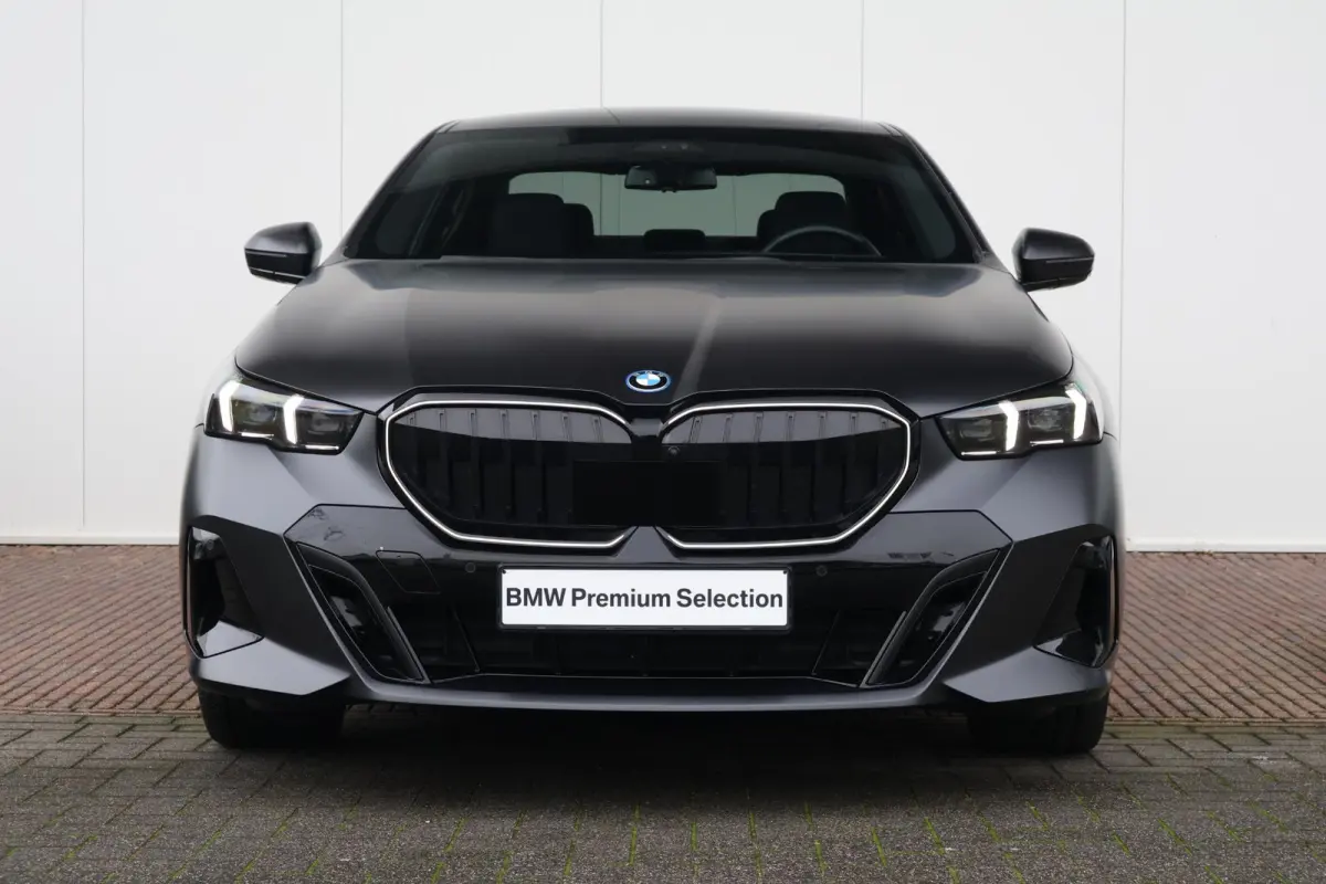550e xDrive | SoH 100% | Sport Pakket Pro | Panorama Dak | Adaptief Onderstel Professional | Elektr. Stoelen | Driving Assistant Professional | Parking Assistant Plus | Adaptieve Led | Stuur