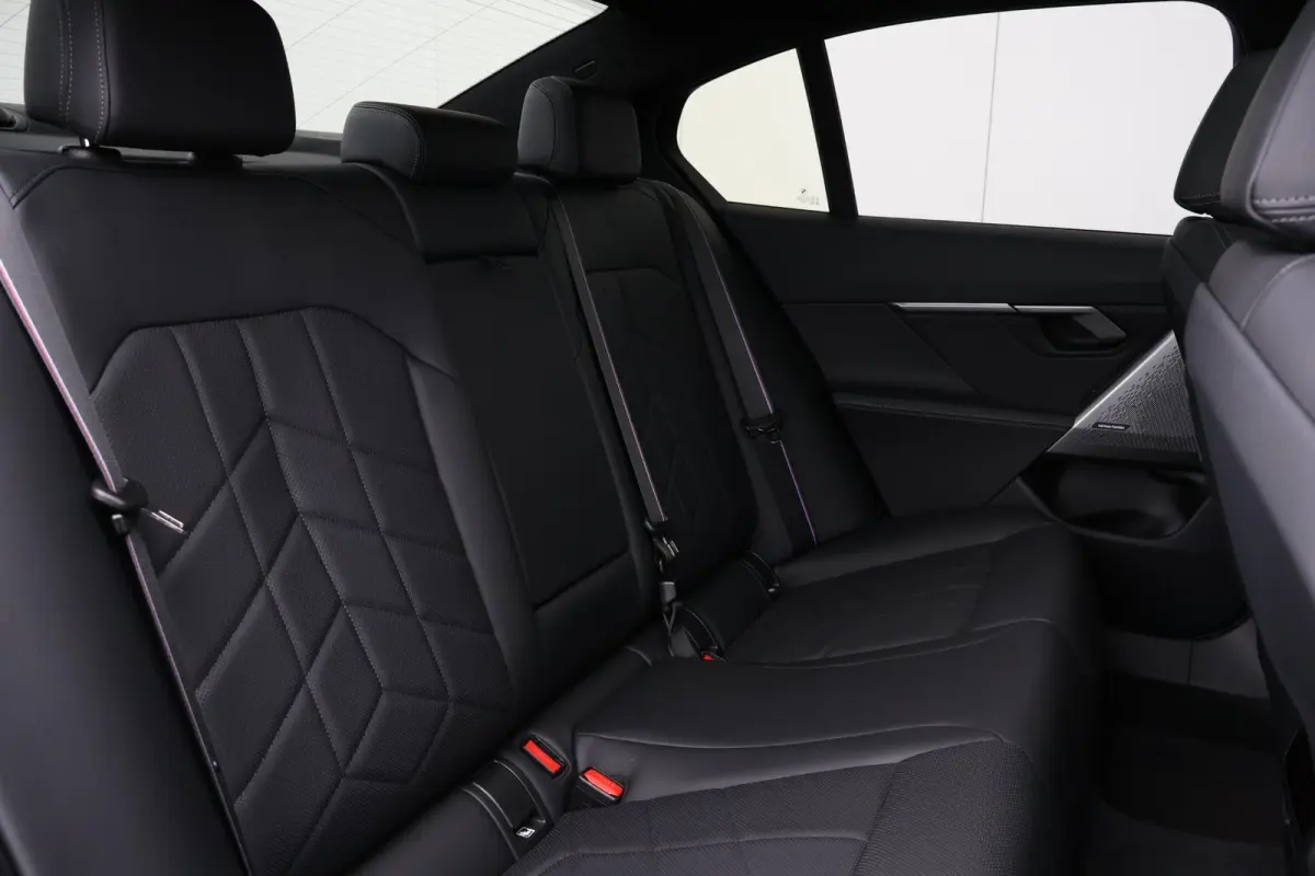550e xDrive | SoH 100% | Sport Pakket Pro | Panorama Dak | Adaptief Onderstel Professional | Elektr. Stoelen | Driving Assistant Professional | Parking Assistant Plus | Adaptieve Led | Stuur